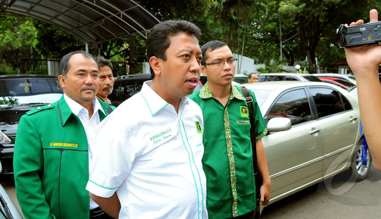 Romahurmuziy mengaku kedatangannya ke kantor KPU untuk membahas legalistas kepengurusan partai, Jakarta, Selasa (27/1/2015). (Liputan6.com/Faisal R Syam) 