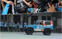 FOTO: Melihat Uji Coba Dua Mobil Hasil Konversi dari Mesin Konvensional ke Listrik Karya Pelajar SMK di Jakarta