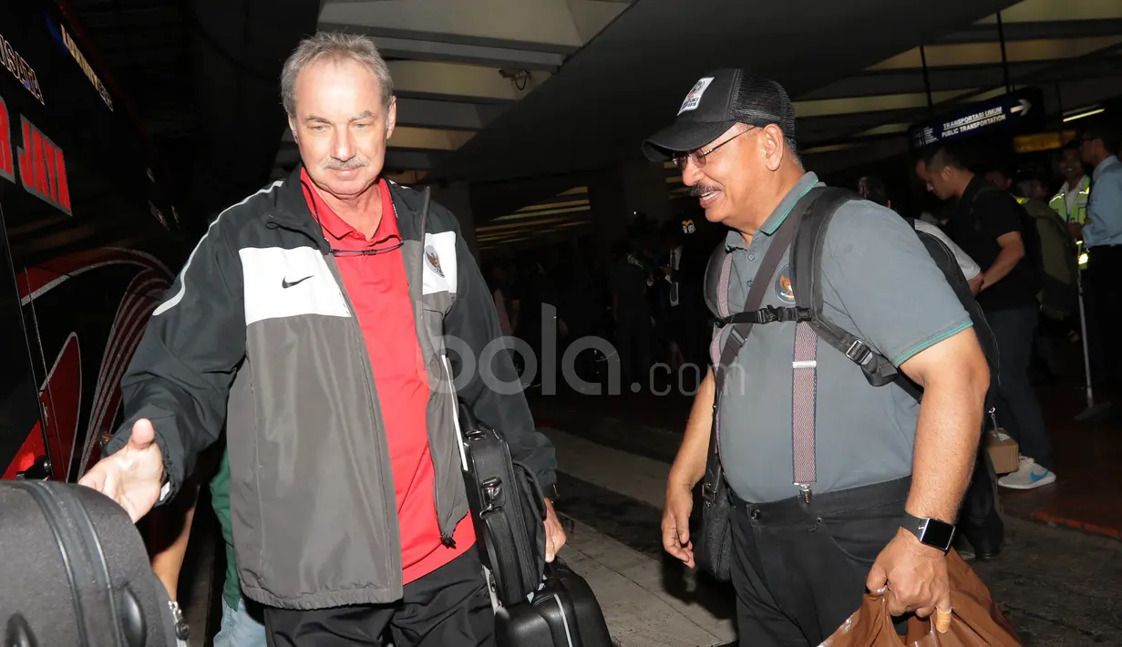 Pelatih Timnas Indonesia, Alfred Riedl dan Dokter tim Syarief Alwi saat tiba di Bandara Soekarno-Hatta, Tangerang, (08/12/2016). (Bola.com/Nicklas Hanoatubun)
