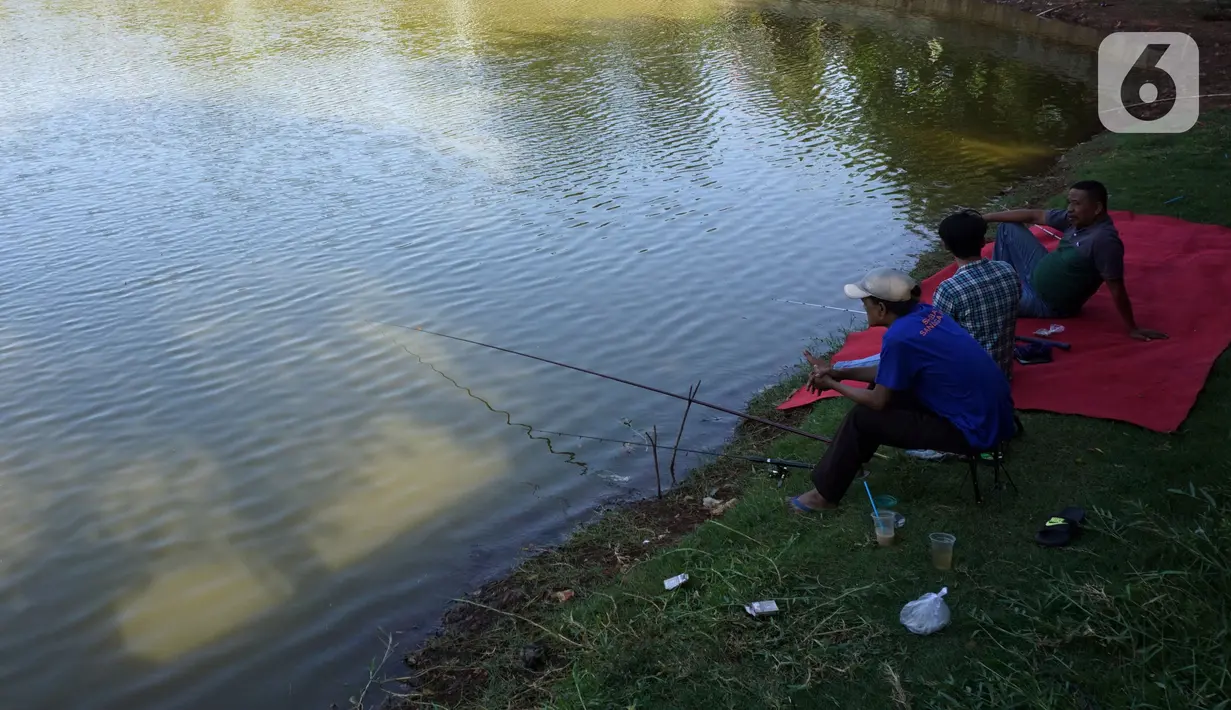 Sejumlah pria memancing di Waduk Cavalio, Jakarta, Jumat (4/10/2019). Dinas Sumber Daya Air DKI Jakarta mengalokasikan anggaran sebesar Rp 288,49 miliar pada 2020 untuk program naturalisasi sungai dan waduk guna mengatasi masalah banjir di Ibu Kota. (Liputan6.com/Johan Tallo)