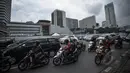 Sejumlah pengendara bermotor roda dua melintas di depan kawasan Ratu Plaza, Jakarta, Selasa (7/4/2015). Pemprov DKI bakal memperluas perlintasan pelarangan sepeda motor hingga Jalan Sudirman (Ratu Plaza) Jakarta Selatan. (Liputan6.com/Faizal Fanani)