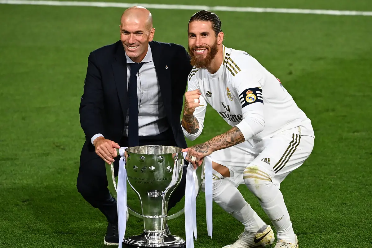 Wajah Bahagia Zinedine Zidane Angkat Trofi Juara La Liga