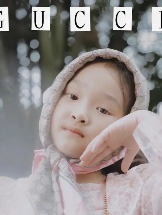 Thalia juga sudah seperti model sungguhan, dia seakan sudah tak sungkan untuk bergaya di depan kamera. (Instagram/thaliaputrionsu).