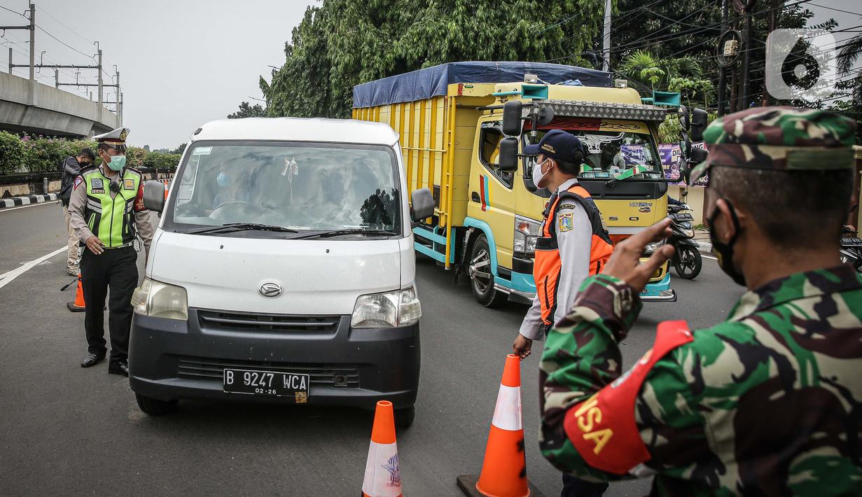 Petugas kepolisian memeriksa kelengkapan surat pengendara di pos cekpoin penyekataan arus mudik di kawasan Pasar Jumat, Kamis (6/5/2021). Penyekatan dan cek poin dilakukan saat penerapan larangan mudik Lebaran 2021 sebagai upaya pencegahan penularan COVID-19. (Liputan6.com/Faizal Fanani)