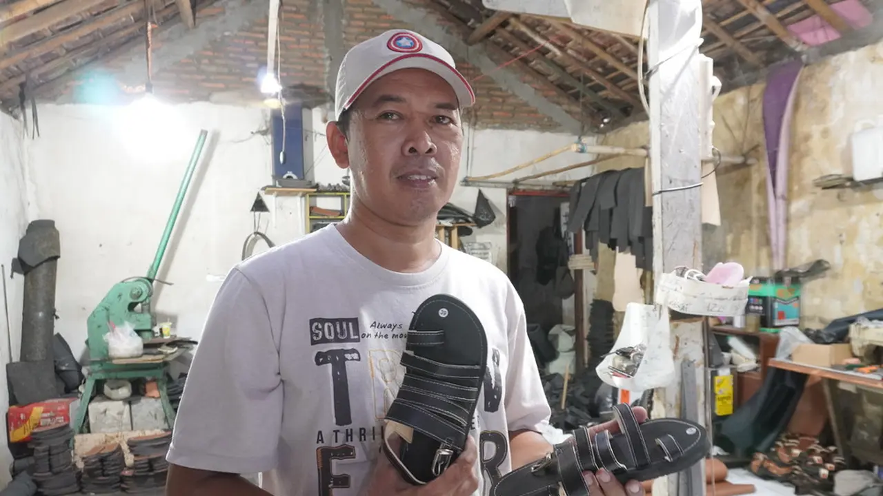 Agus pemilik Kerajinan Kulit Keparakan
