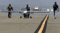Drone Tigershark buatan Navmar Applied Sciences Corp usai mendarat di landasan pacu pada uji coba demonstrasi 'Black Dart' di Naval Base Ventura County Sea Range, California, Jumat (31/7/2015). (REUTERS/Patrick T. Fallon)