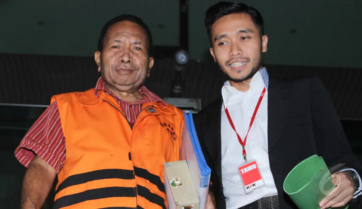 Jannes Johan Karubaba didampingi kuasa hukumnya usai menjalani pemeriksaan KPK, Jakarta, Selasa (19/5/2015). Karubaba diduga melakukan korupsi pengadaan "Detailing Engineering Design" di Sungai Mamberamo dan Urumka (Liputan6.com/Helmi Afandi)