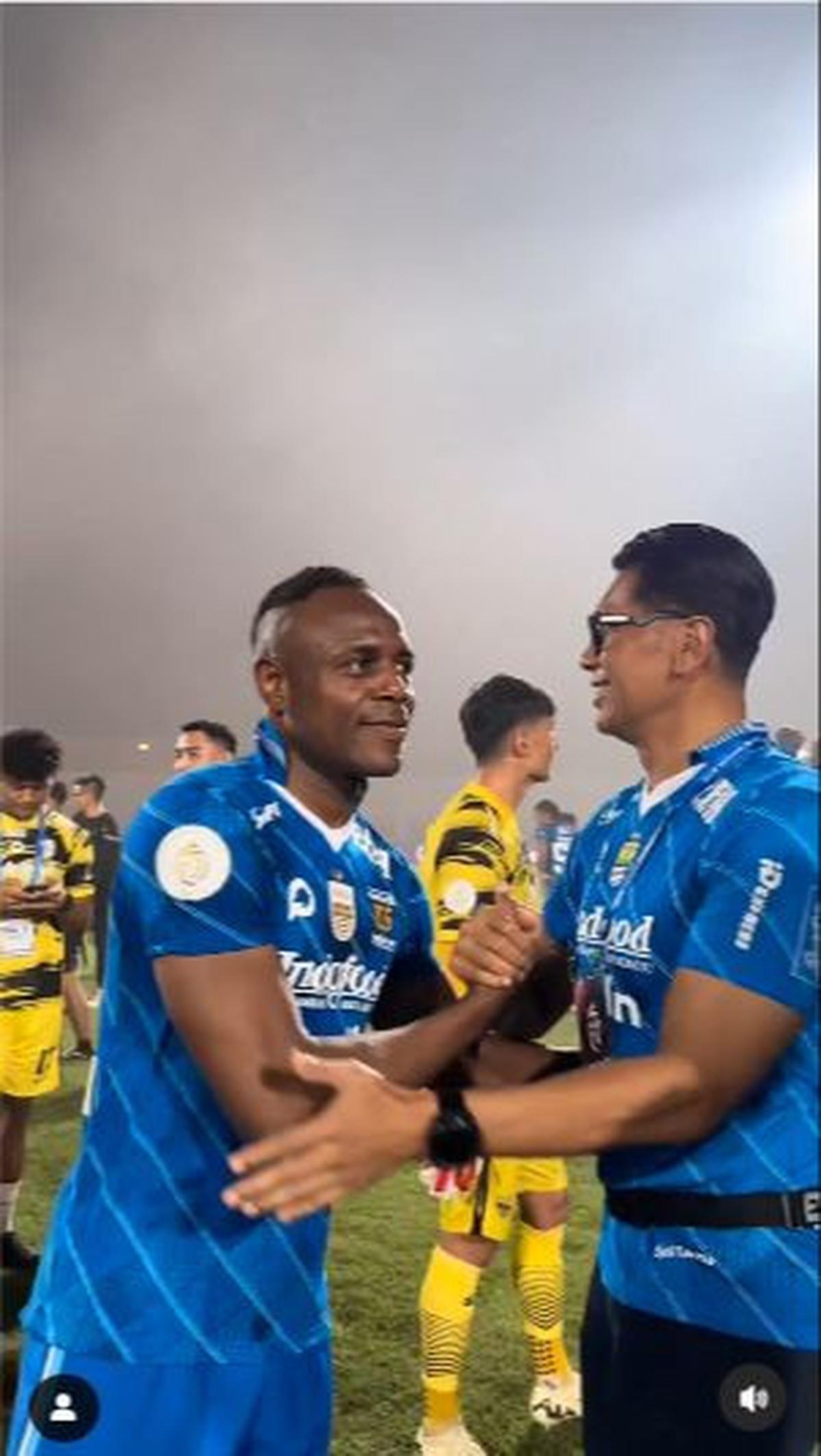 Rudy juga sempat menyalami pemain Persib Bandung sembari mengucapkan selamat atas kemenangan mereka. <br>