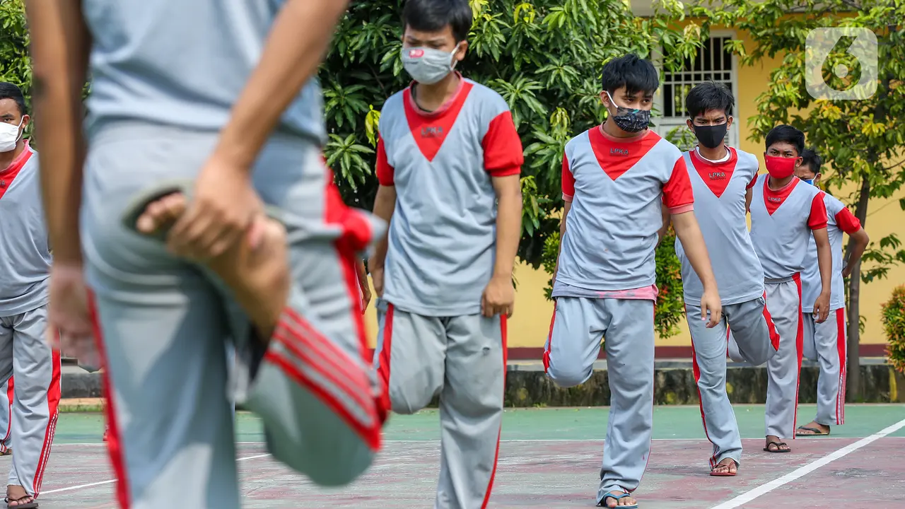56 Anak Binaan Tingkatkan Imunitas Tubuh dengan Stretching Selama Pandemi Covid-19 di Lembaga Pembinaan Khusus Anak (LPKA) Klas 1 Tangerang, Banten.