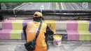 Pasukan oranye atau PPSU menyelesaikan pengecatan warna-warni jembatan layang di kampung Makasar, Jakarta, Kamis (26/7).  Pengecatan dilakukan guna mempercantik dan menyambut Asian Games 2018 pada bulan Agustus mendatang.  (Liputan6.com/Faizal Fanani)
