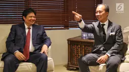 Ketua Umum Partai Golkar Airlangga Hartarto berbincang dengan Menteri Sosial Agus Gumiwang saat konferensi pers, usai dilantik oleh Presiden Jokowi di Istana Negara di DPP Partai Golkar, Jakarta, Jumat (24/8). (Liputan6.com/JohanTallo)