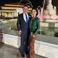 Farah Quinn dengan kebaya hijau (Instagram/farahquinnofficial)