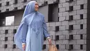 <p>Tampil dengan monochrome look, kamu bisa gunakan gamis dan hijab warna senada seperti Citra Kirana. Gaya ini akan memberi tampilan manis namun tetap simple. [Instagram/citraciki]</p>
