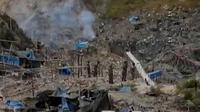 Petugas gabungan tertibkan ratusan penambang emas ilegal di Gunung Botak