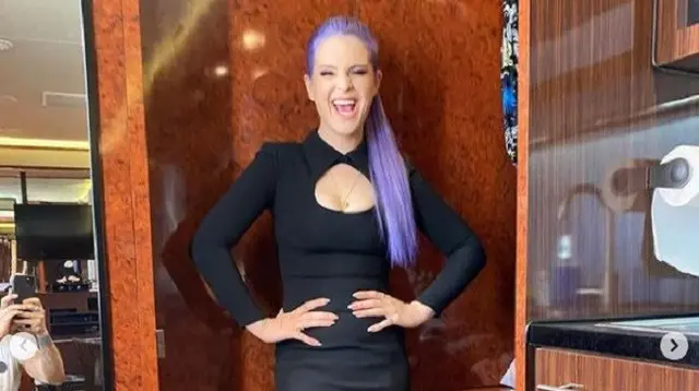 Penampilan Kelly Osbourne yang turun berat badan 38 kilogram usai menjalani operasi pengecilan lambung (dok.instagram/@kellyosbourne/https://www.instagram.com/p/CKFCN4PFrHN/Komarudin)