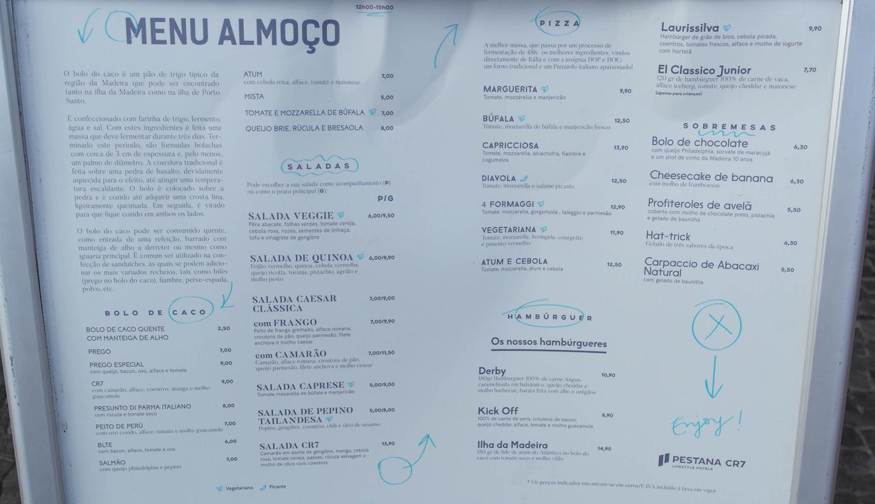 Daftar menu makanan yang disajikan di CR7 Corner Restaurant and Bar. Cristiano Ronaldo membangun bisnis pariwisata itu di kota kelahirannya Funchal.  (Bola.com/Reza Khomaini)