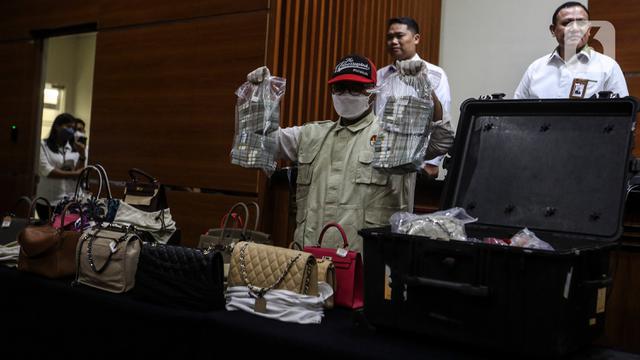 Uang Rp32 Miliar Berikut Sejumlah Barang Mewah Jadi Alat Bukti Penahanan Rafael Alun Trisambodo