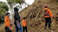 Basarnas menghentikan pencarian korban longsor pascagempa, di Mamuju, Sulbar. (Foto: Liputan6.com/Abdul Rajab Umar)