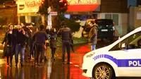 Petugas keamanan berjaga disekitar lokasi terjadinya penembakan di Istanbul, Turki (1/1). Diduga dua orang pria bersenjata memasuki kelab malam Reina, Istanbul dan langsung melancarkan aksi serangan brutal. (Reuters/Osman Orsal)