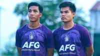 Dua rekrutan anyar Persik Kediri, Muhammad Badrian Ilham dan Marselinus Ama Ola. (Bola.com/Gatot Sumitro)