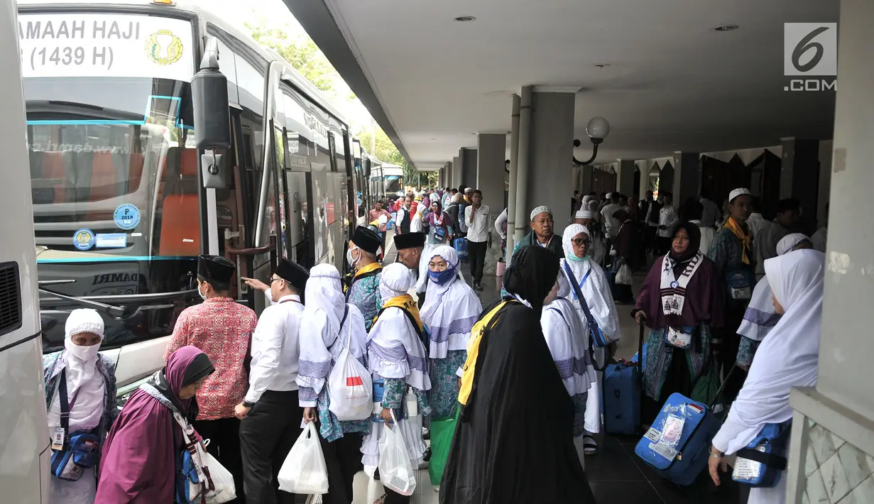 Jemaah haji kloter 2 asal Provinsi Banten tiba di Asrama Haji Pondok Gede, Jakarta, Rabu (29/8). Dalam kloter ini tercatat tidak ada jemaah haji yang sakit ataupun meninggal dunia saat menunaikan ibadah di Mekkah. (Merdeka.com/Iqbal S. Nugroho)