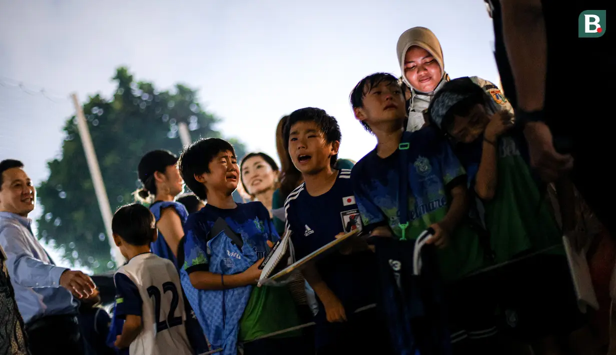 <p>Sejumlah anak-anak Jepang menangis setelah gagal mendapatkan tanda tangan pemain Timnas Jepang, Kaoru Mitoma setelah sesi latihan menjelang laga lanjutan putaran ketiga Kualifikasi Piala Dunia 2026 melawan Timnas Indonesia di Lapangan A, Kompleks Stadion Utama Gelora Bung Karno (SUGBK), Senayan, Jakarta, Rabu (13/11/2024). (Bola.com/Bagaskara Lazuardi)</p>