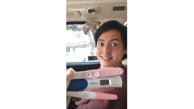 Melalui akun Instagramnya, Cut Meyriska juga membagikan kabar bahagia tersebut dengan foto hasil test pack.