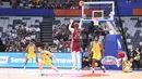 Pebasket Latvia, Andrejs Grazulis melakukan lemparan three poin pada laga Grup L Piala Dunia FIBA 2023 di Indonesia Arena, Senayan, Jakarta, Minggu (03/09/2023). Latvia menang dengan skor 104-84. (Bola.com/Bagaskara Lazuardi)
