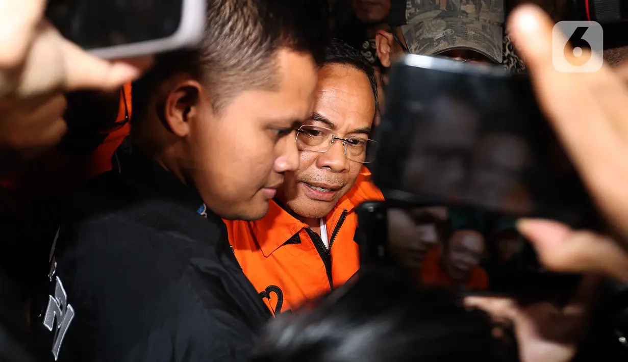 Bupati Pati, Sudewo dikawal petugas usai menjalani pemeriksaan intensif di Gedung Merah Putih Komisi Pemberantasan Korupsi (KPK), Jakarta, Selasa (20/1/2026). (Liputan6.com/Helmi Fithriansyah)