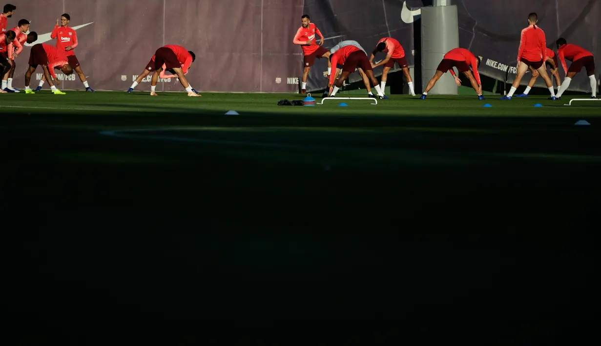 Pemain Barcelona berlatih di Joan Gamper Sports Center, Sant Joan Despi, Spanyol, Selasa (23/10). Barcelona akan menghadapi Inter Milan tanpa bintang utama mereka, Lionel Messi. (AP Photo/Emilio Morenatti)