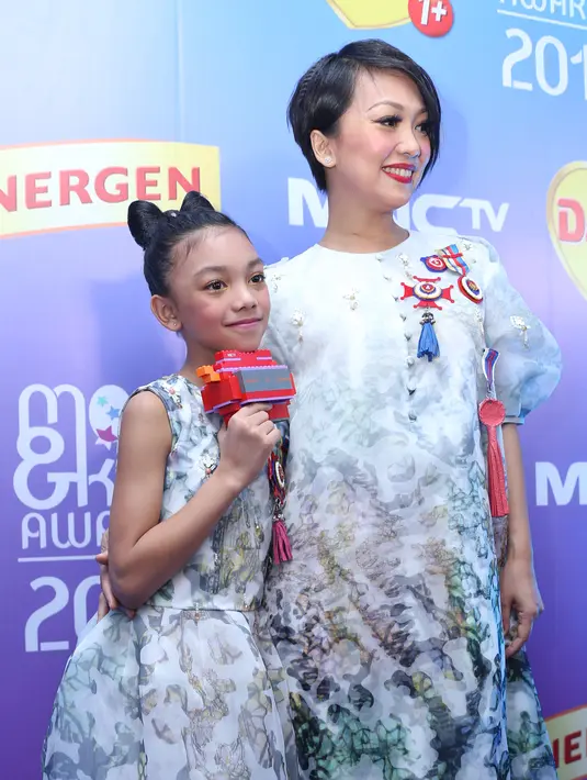 "Karena kalau aku ajarkan, nanti dibilang saya yang bayang-bayangi dia. Kebetulan anaknya ngotot. Lagu pertama yang dia pelajari Some Where Over The Rainbow. Pas umur 6 tahun ada acara charity dia ngotot mau nyanyi," ujar Nola. (Andy Masela/Bintang.com)