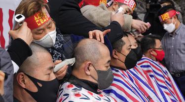FOTO: Aksi Cukur Rambut Protes Aturan Jaga Jarak di Korea Selatan