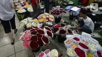 Pedagang menata bunga mawar di Pasar Bunga Rawa Belong, Jakarta Barat, Kamis (13/2/2020). Para pedagang mengaku mengalami kenaikan omzet hingga 50 persen jelang perayaan Hari Valentine yang jatuh setiap tanggal 14 Februari. (Liputan6.com/Angga Yuniar)