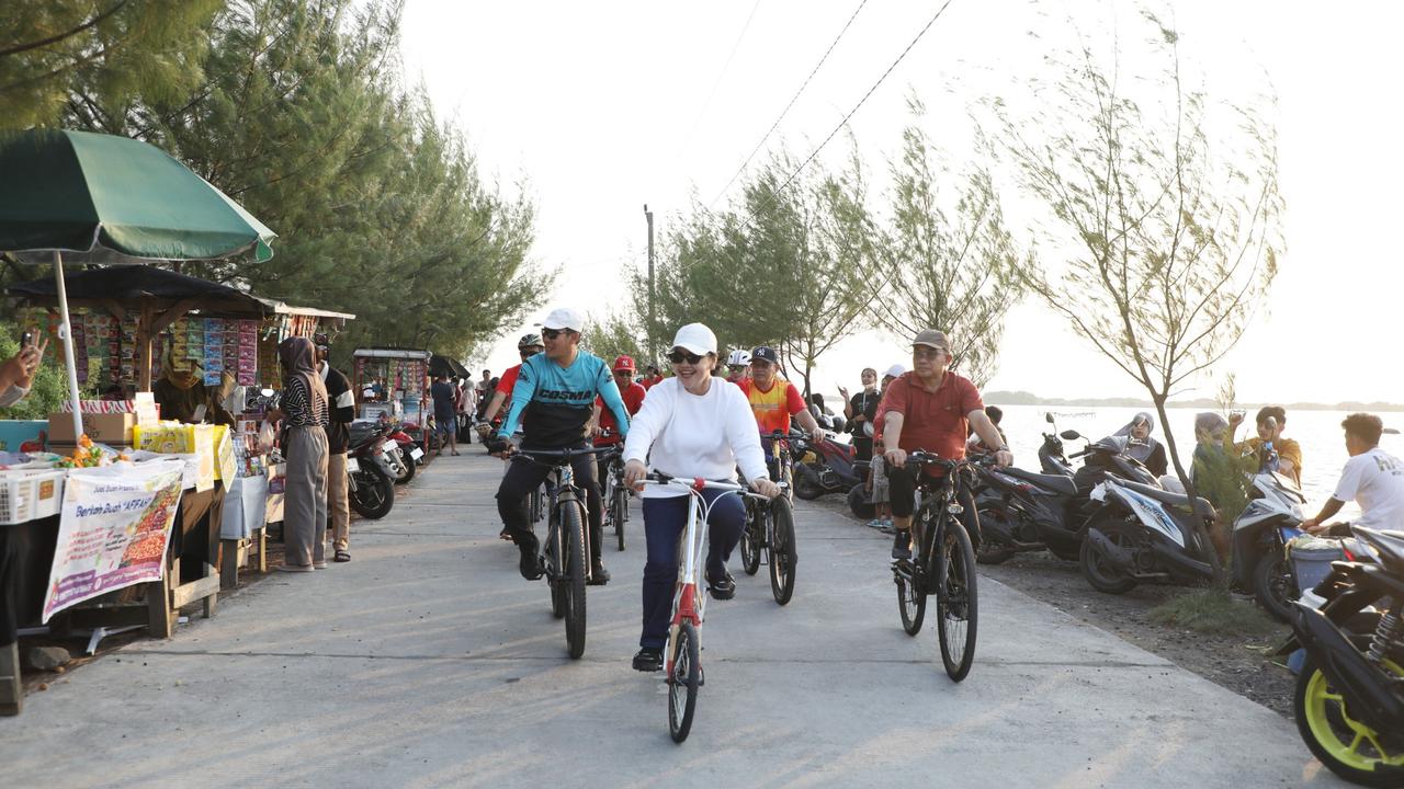 Wali kota Semarang Agustina gowes bersama OPD dan masyarakat di Kawasan Pantai Mangunharjo