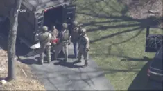 Jack Teixeira, dengan kaus dan celana pendek, ditahan oleh agen taktis bersenjata pada Kamis, 13 April 2023, di Dighton, Mass. (WCVB-TV via AP)