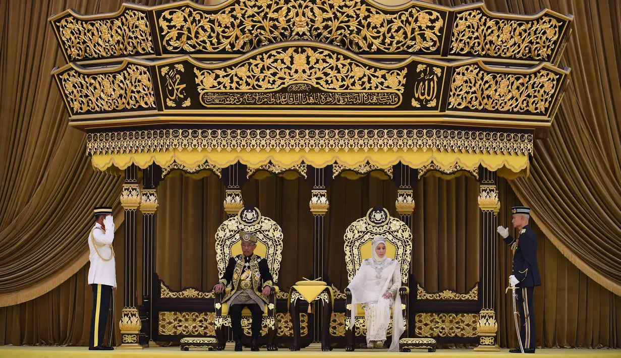 Raja Malaysia Abdullah Ri'ayatuddin Al-Mustafa Billah Shah (dua kiri) dan Ratu Tunku Azizah (dua kanan) saat penobatan kerajaan di Istana Nasional, Kuala Lumpur, Selasa (30/7/2019). Abdullah Ri'ayatuddin Al-Mustafa Billah Shah resmi menjadi raja ke-16 Malaysia. (Malaysia Information Ministry via AP)