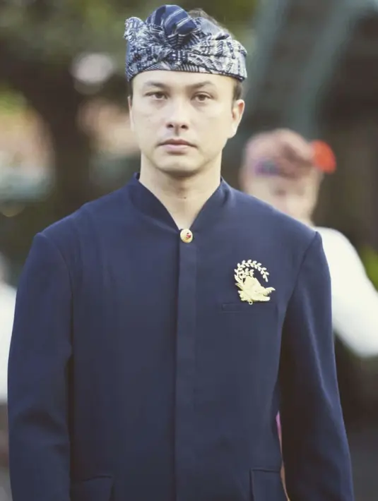 Selain busana adat Jawa, Nicholas Saputra juga terlihat begitu totalitas dalam balutan busana Bali. Mengenakan jas tertutup serta udeng, sematan brosch menyempurnakan tampilannya kali ini. [Foto: Instagram/ Nicholas Saputra]