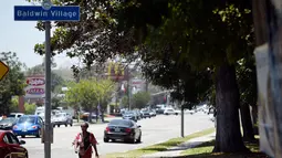 Pejalan kaki berjalan di area Rodeo Road yang akan diganti menjadi Obama Boulevard di Los Angeles, Rabu (28/6).  Los Angeles sudah memiliki sejumlah jalan yang dinamai mantan presiden, termasuk Washington Boulevard. (AP Photo/Chris Pizzello)