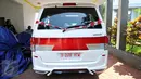 Mobil listrik yang sudah dipasang garis kejaksaan terparkir di Gedung Kejaksaan Agung, Jakarta, Rabu (24/6). Penyidik Kejagung menyita 10 mobil listrik hasil pengadaan proyek gagal yang digagas mantan Menteri BUMN Dahlan Iskan. (Liputan6.com/Yoppy Renato)