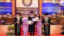 Annisa Pohan memilih kebaya brokat berdetail kerah square neck yang memancarkan keanggunan sekaligus memperlihatkan sentuhan modern pada pakaian tradisional.  [@agusyudhoyono].