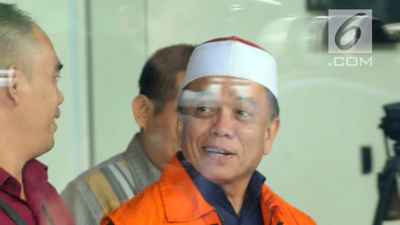 Kopiah Merah Putih Gubernur Aceh Saat Jalani Pemeriksaan KPK
