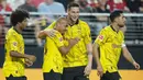 Pemain Borussia Dortmund merayakan kemenangan atas Manchester United dalam laga uji coba pramusim yang digelar di Allegiant Stadium, Las Vegas, Senin (31/7/2023). MU takluk 2-3 dari Dortmund. (AP Photo/John Locher)
