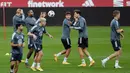 Para pemain Jerman melakukan pemanasan selama mengikuti sesi latihan di stadion La Cartuja di Seville (17/11/2020). Jerman akan bertanding melawan Spanyol pada Matchday 6 UEFA Nations League 2020 di Estadio La Cartuja de Sevilla. (AFP/Cristina Quicler)