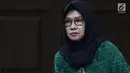 Terdakwa dugaan korupsi investasi perusahaan di Blok Basker Manta Gummy Australia Tahun 2009, Karen Agustiawan saat sidang lanjutan di Pengadilan Tipikor, Jakarta, Kamis (28/2). Sidang mendengar keterangan saksi. (Liputan6.com/Helmi Fithriansyah)