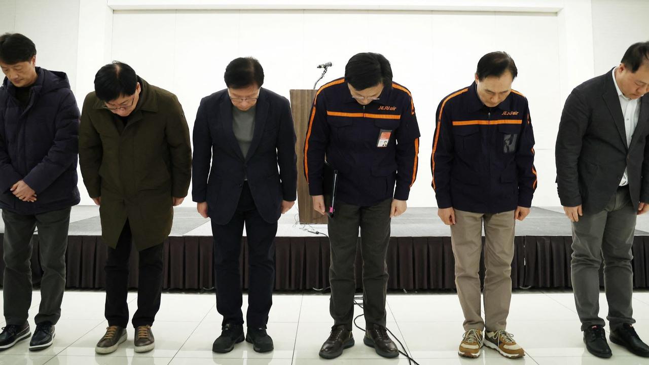 FOTO: Momen CEO Jeju Air Membungkuk Minta Maaf usai Kecelakaan Pesawat Paling Mematikan di Korsel