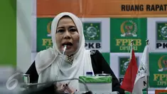 Orangtua penyandang disabilitas yang juga artis Dewi Yull saat diskusi publik di Ruang F-PKB, Senayan, Jakarta, Kamis (15/10/2015). Diskusi ini mengulas tentang penjaminan hak-hak penyandang disabilitas dalam undang-undang.(Liputan6.com/JohanTallo)