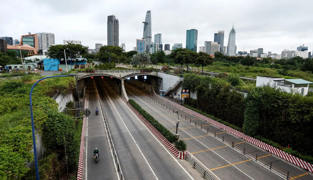 Suasana jalan tol yang sepi pada hari pertama pemberlakuan lockdown di Kota Ho Chi Minh di Kota Ho Chi Minh, Vietnam, Jumat (9/7/2021). Lockdown dua minggu sebagai tindakan pencegahan untuk menghentikan penyebaran kasus virus Covid-19 akibat lonjakan yang terus meningkat. (AFP/Huu Khoa)
