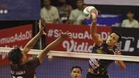 Middle blocker Indomaret Sidoarjo&nbsp;Mahfud Nurcahyadi melancarkan smes saat menghadapi STIN Pasundan Bandung pada laga ketiga final four putaran kedua Livoli Divisi Utama 2022 di GOR Ki Mageti, Magetan, Jawa Timur, Kamis, 10 November. (foto: PBVSI)