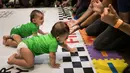 Dua kontestan bayi hampir mencapai garis akhir saat mengikuti lomba merangkak dalam Diaper Derby NYC triathlon di New York City (14/7). Sekitar 30 bayi ikut serta dalam perlombaan tersebut. (AFP Photo/Dominick Reuter)