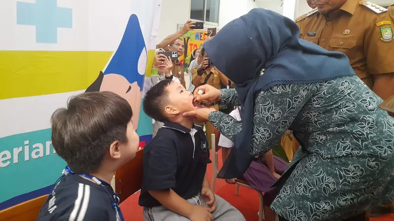 Pemberian vaksin polio kepada anak di Kota Tangerang.